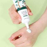 ROUND LAB Pine Calming Cica Sunscreen SPF50+ PA++++ Сонцезахисний крем для обличчя з центелою та сосною, 40 мл