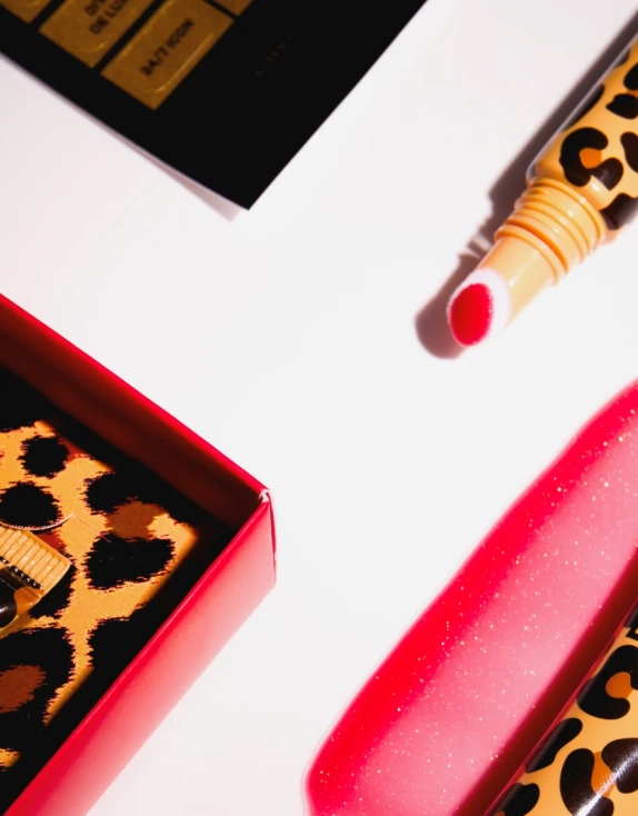 Lipss Lipper Gloss ALTER EGO Зволожувальний ліппер червоного відтінку із золотими блискітками та ароматом вишневого брауні, 12 мл