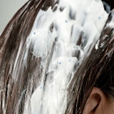 Kundal Airy Volume Hyaluron Capsule Scalp Mask Blossom Breeze Зволожувальна маска для шкіри голови з гіалуроновими капсулами для комфорту та природного об’єму волосся, 180 г